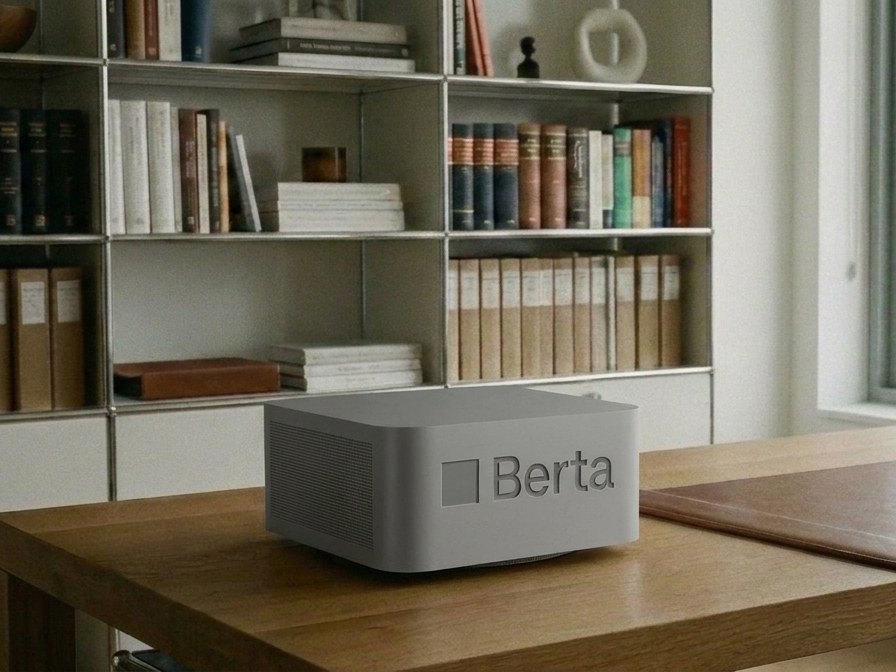 Berta-Hardware auf einer Eiche-Schreibtischplatte im Büro